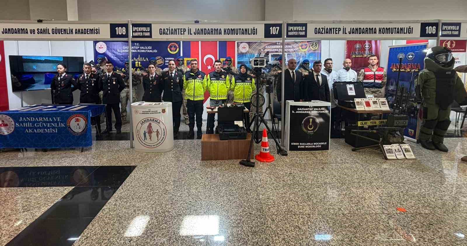 İpekyolu Bölgesel Kariyer Fuarı’nda jandarma standına yoğun ilgi
