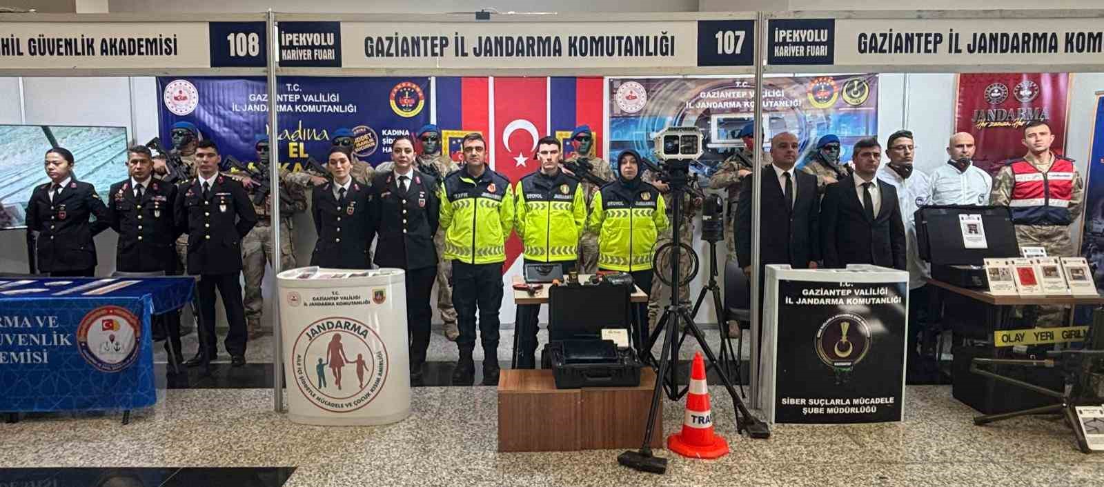İpekyolu Bölgesel Kariyer Fuarı’nda jandarma standına yoğun ilgi
