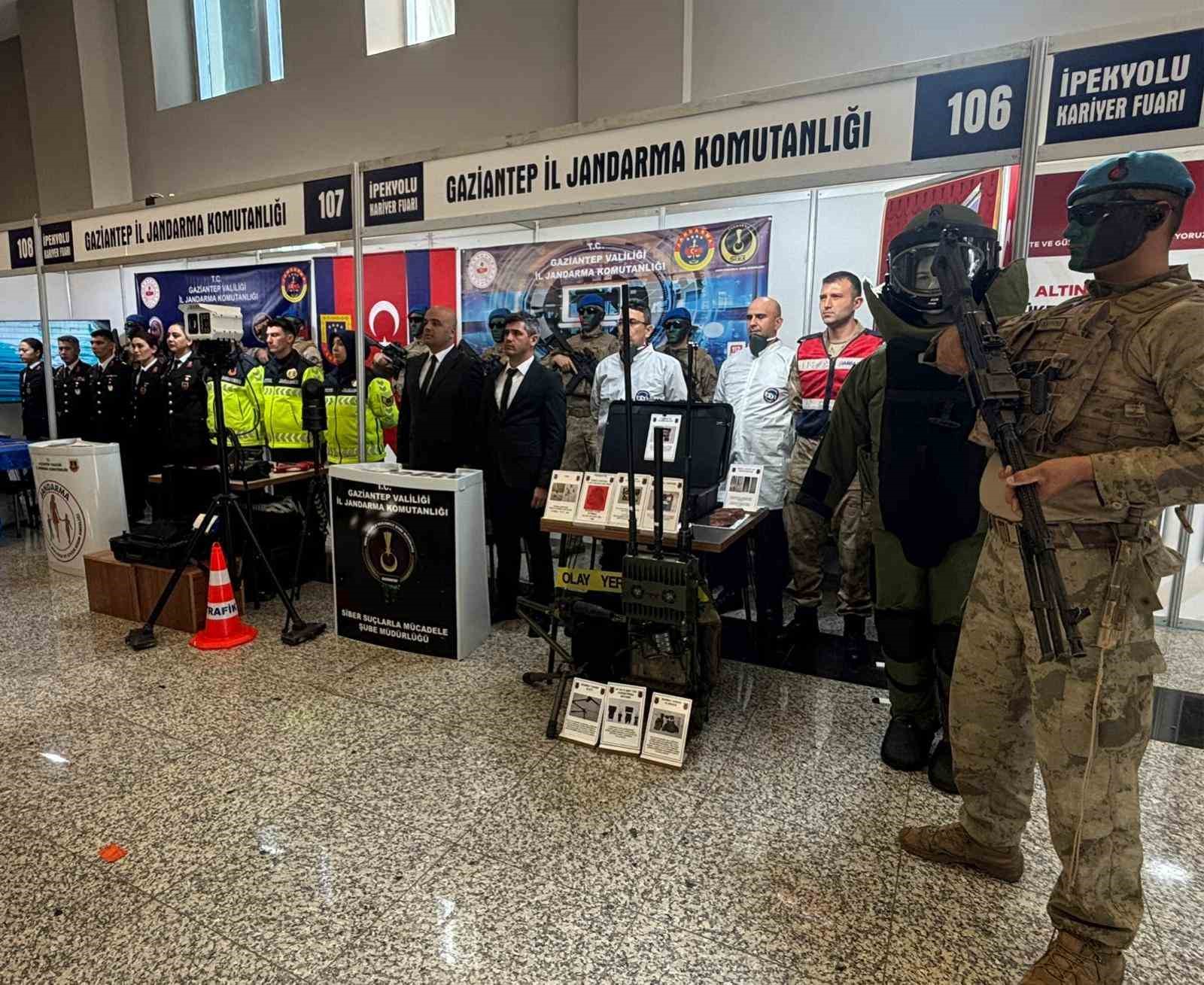 İpekyolu Bölgesel Kariyer Fuarı’nda jandarma standına yoğun ilgi
