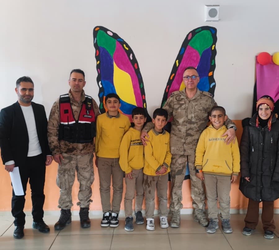 İpekyolu jandarmasından okullarda bayram mesaisi
