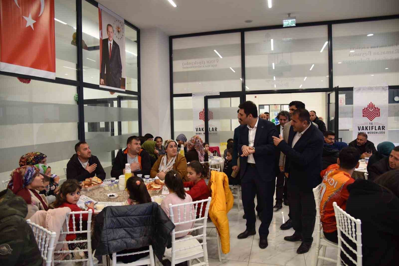 İpekyolu Kaymakamı Gilan vatandaşlarla iftar sofrasında buluştu
