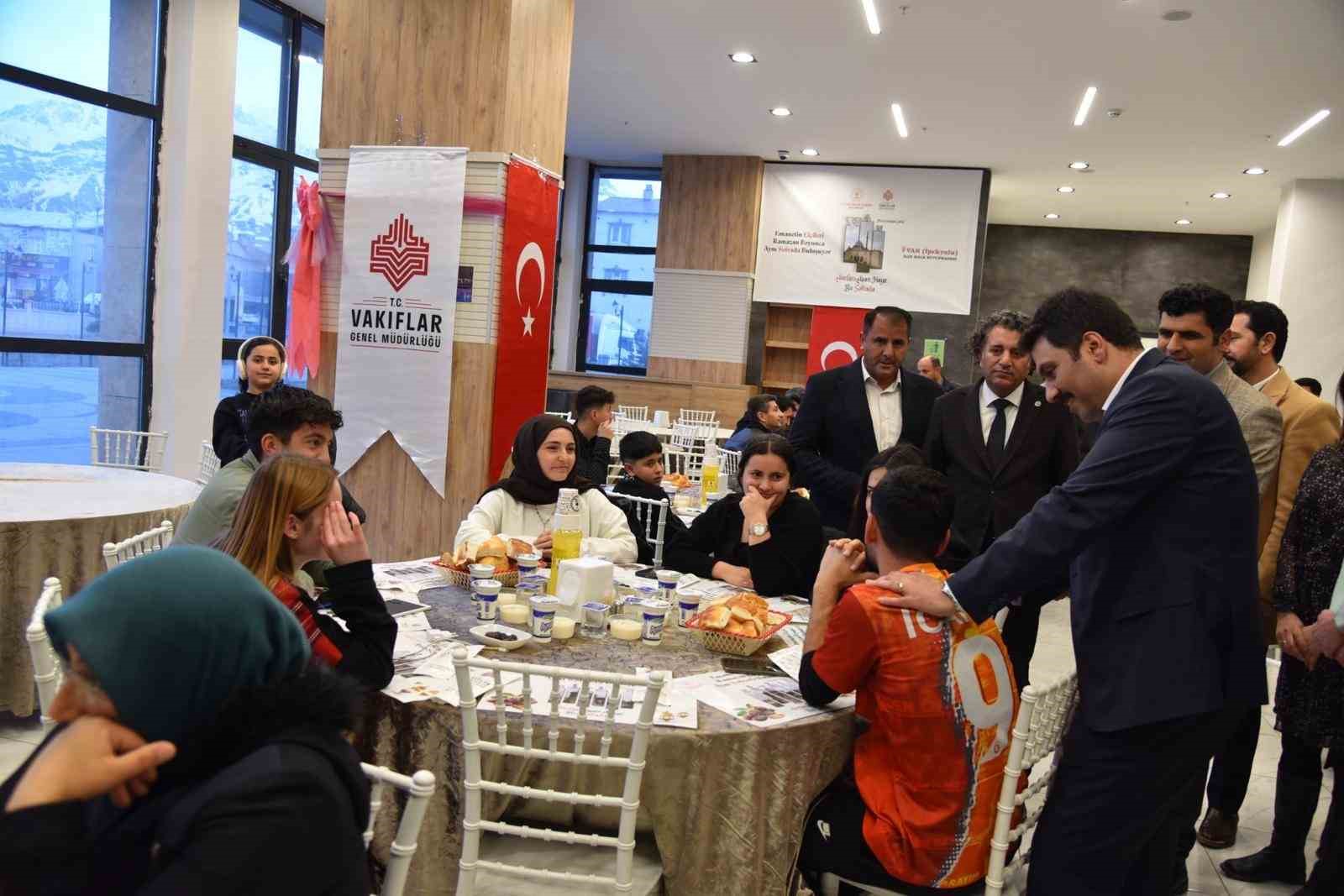 İpekyolu Kaymakamı Gilan vatandaşlarla iftar sofrasında buluştu
