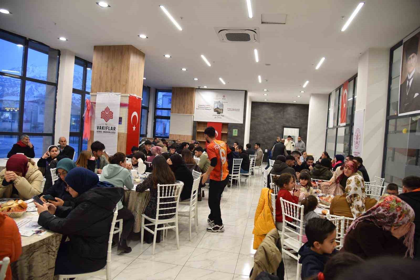 İpekyolu Kaymakamı Gilan vatandaşlarla iftar sofrasında buluştu
