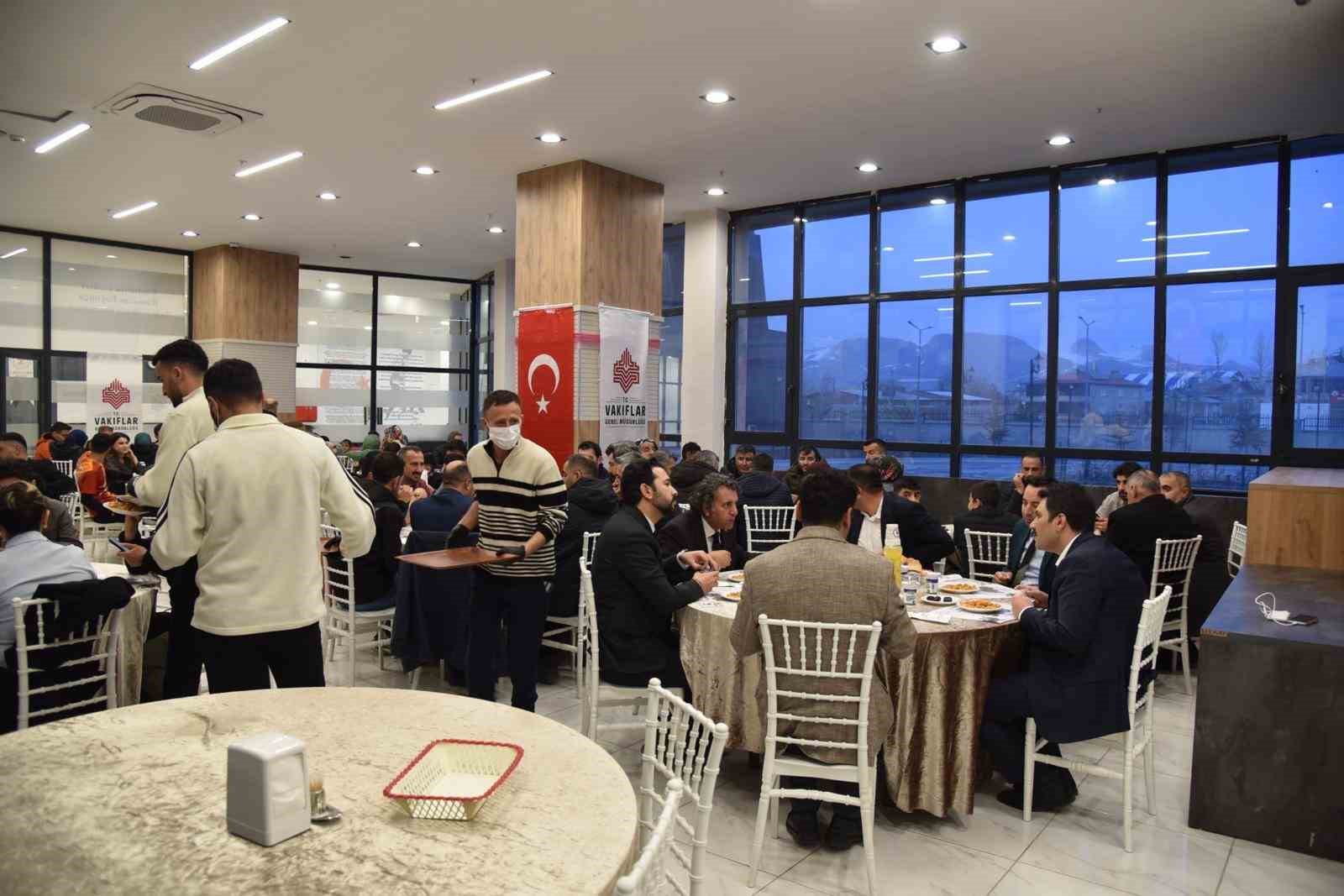 İpekyolu Kaymakamı Gilan vatandaşlarla iftar sofrasında buluştu
