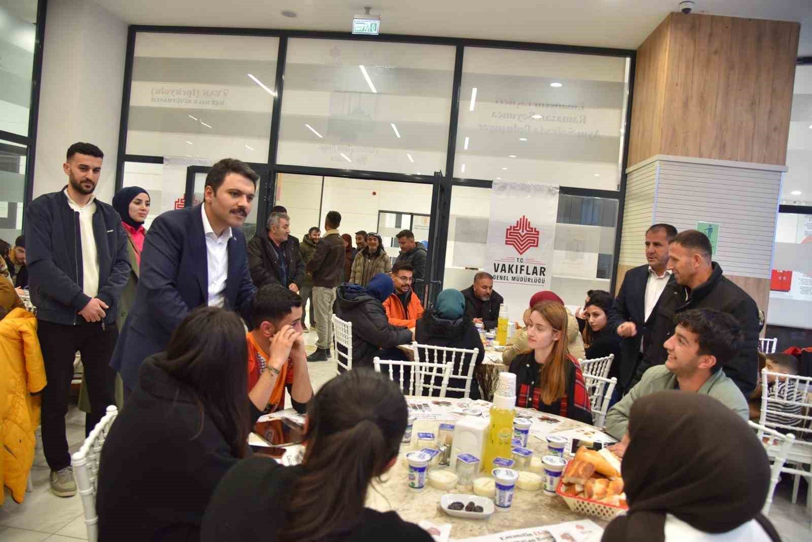 İpekyolu Kaymakamı Gilan vatandaşlarla iftar sofrasında buluştu
