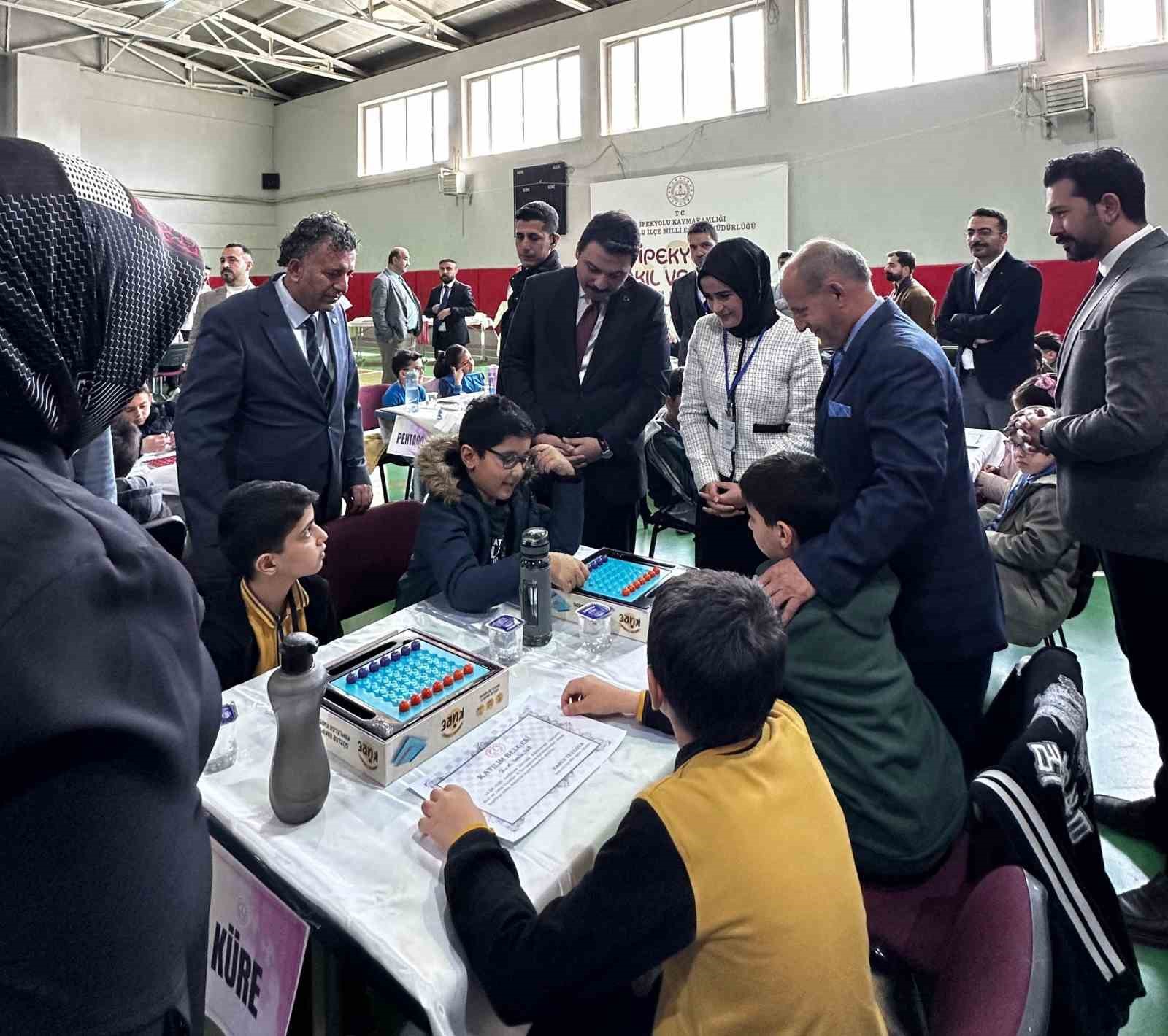 İpekyolu’nda akıl dolu rekabet: 180 öğrenci zekâ oyunlarında ter döktü
