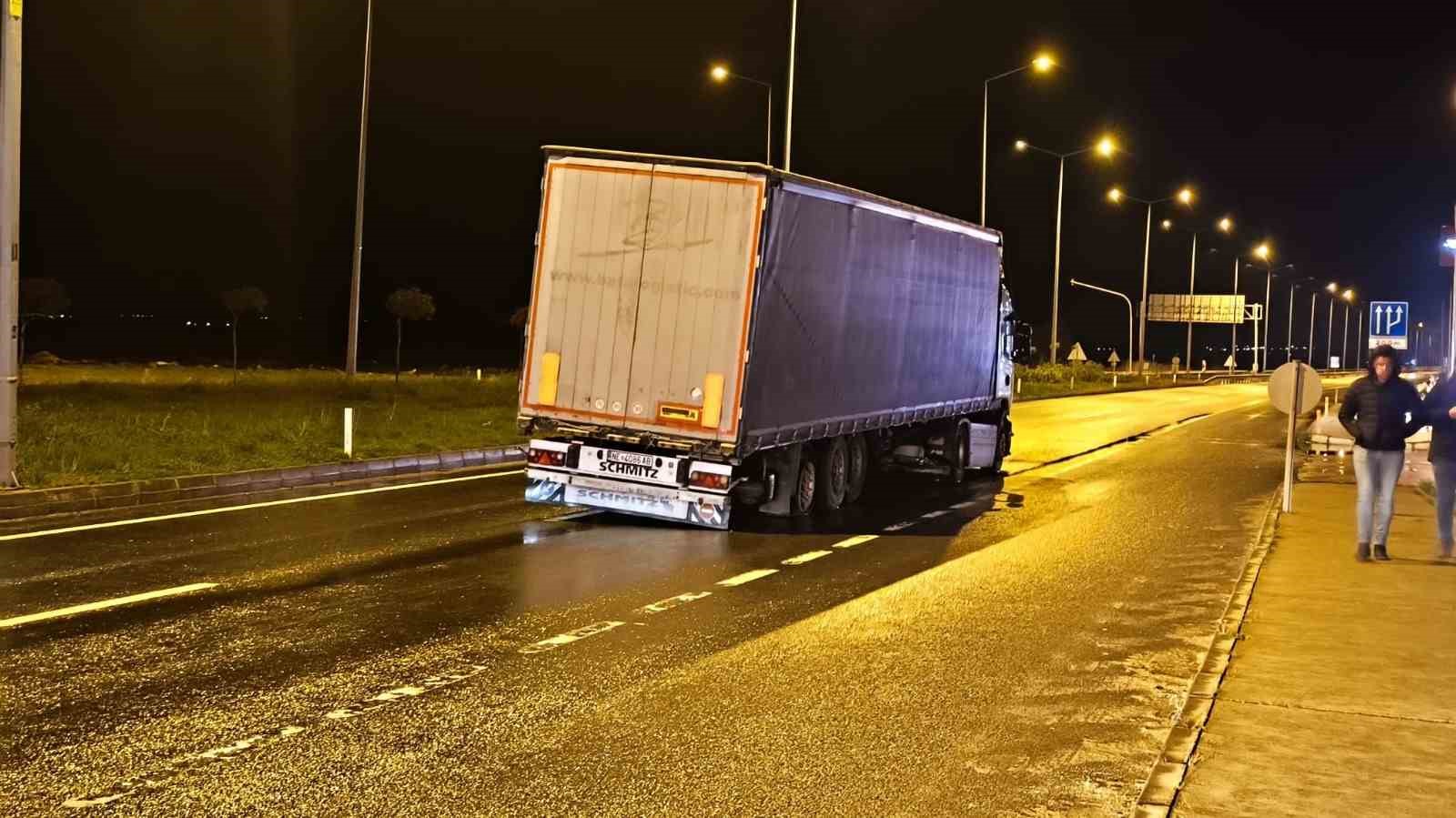 İpsala’da tır, otomobil ve kamyonet ile çarpıştı: 1 yaralı
