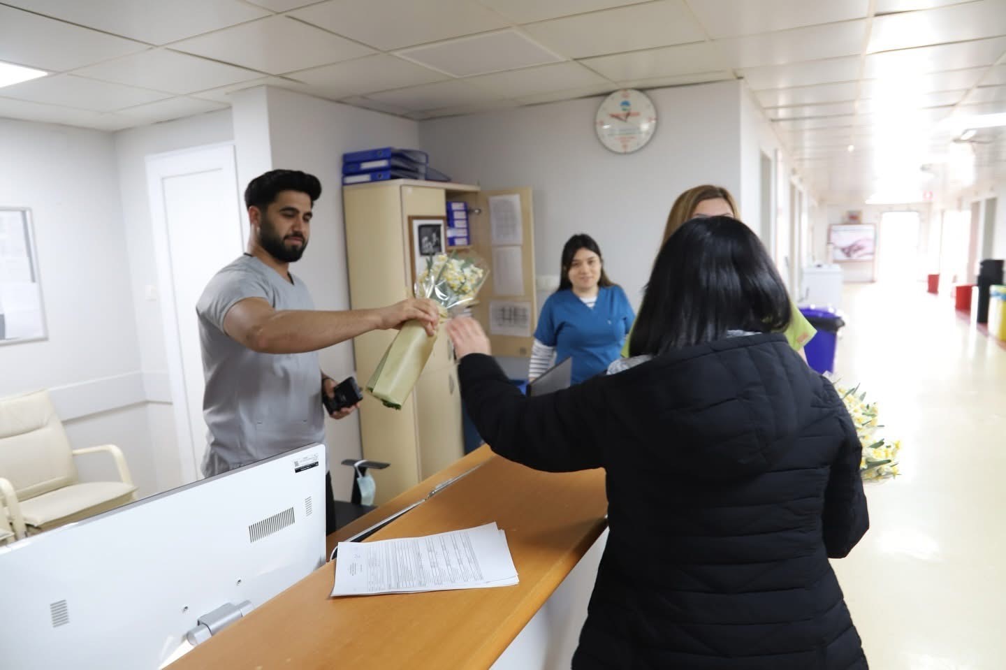 İptal edilen festivalin nergisleri hastanede yüzleri güldürdü
