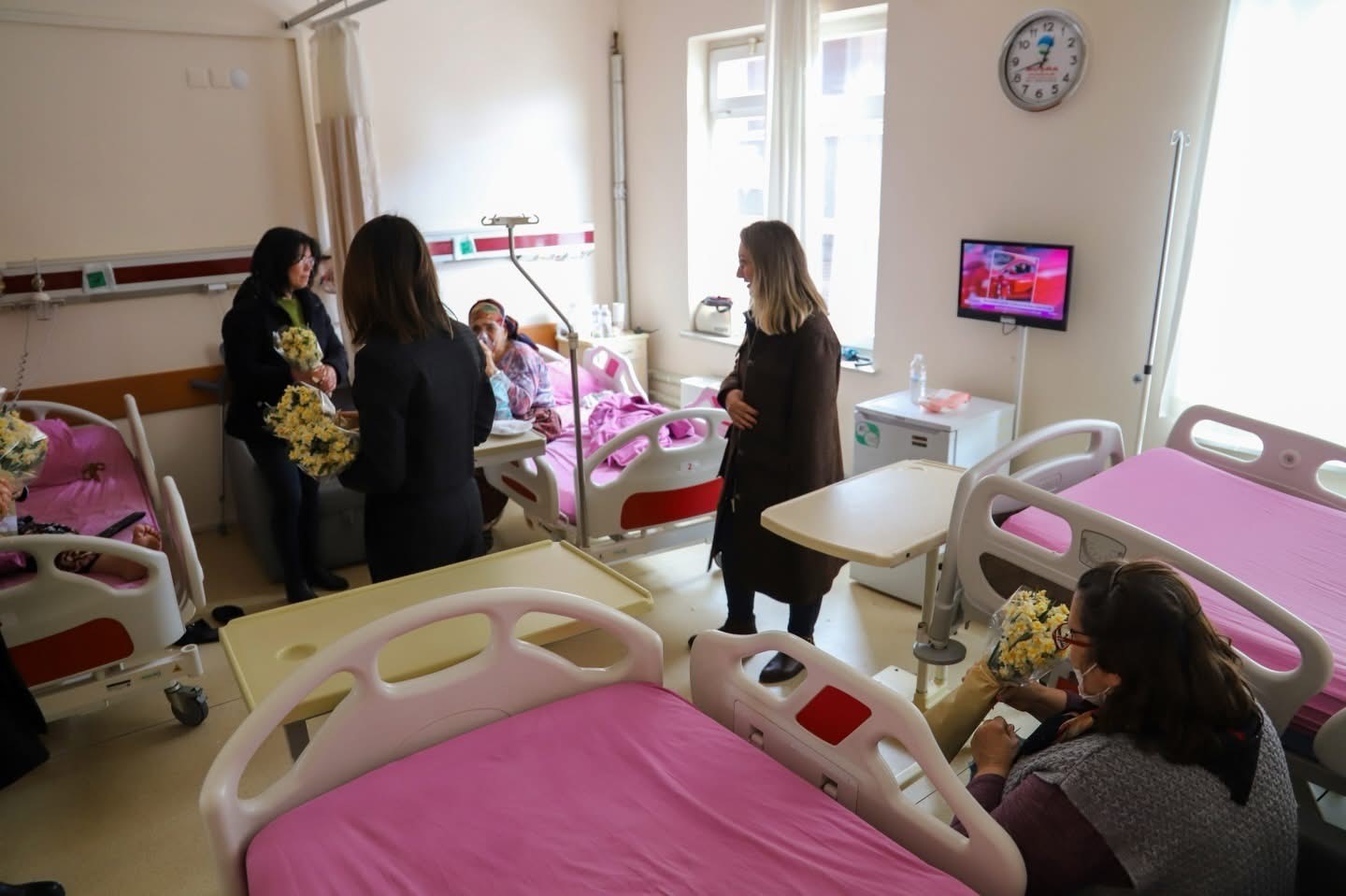 İptal edilen festivalin nergisleri hastanede yüzleri güldürdü
