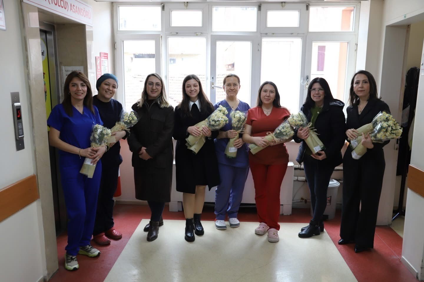 İptal edilen festivalin nergisleri hastanede yüzleri güldürdü
