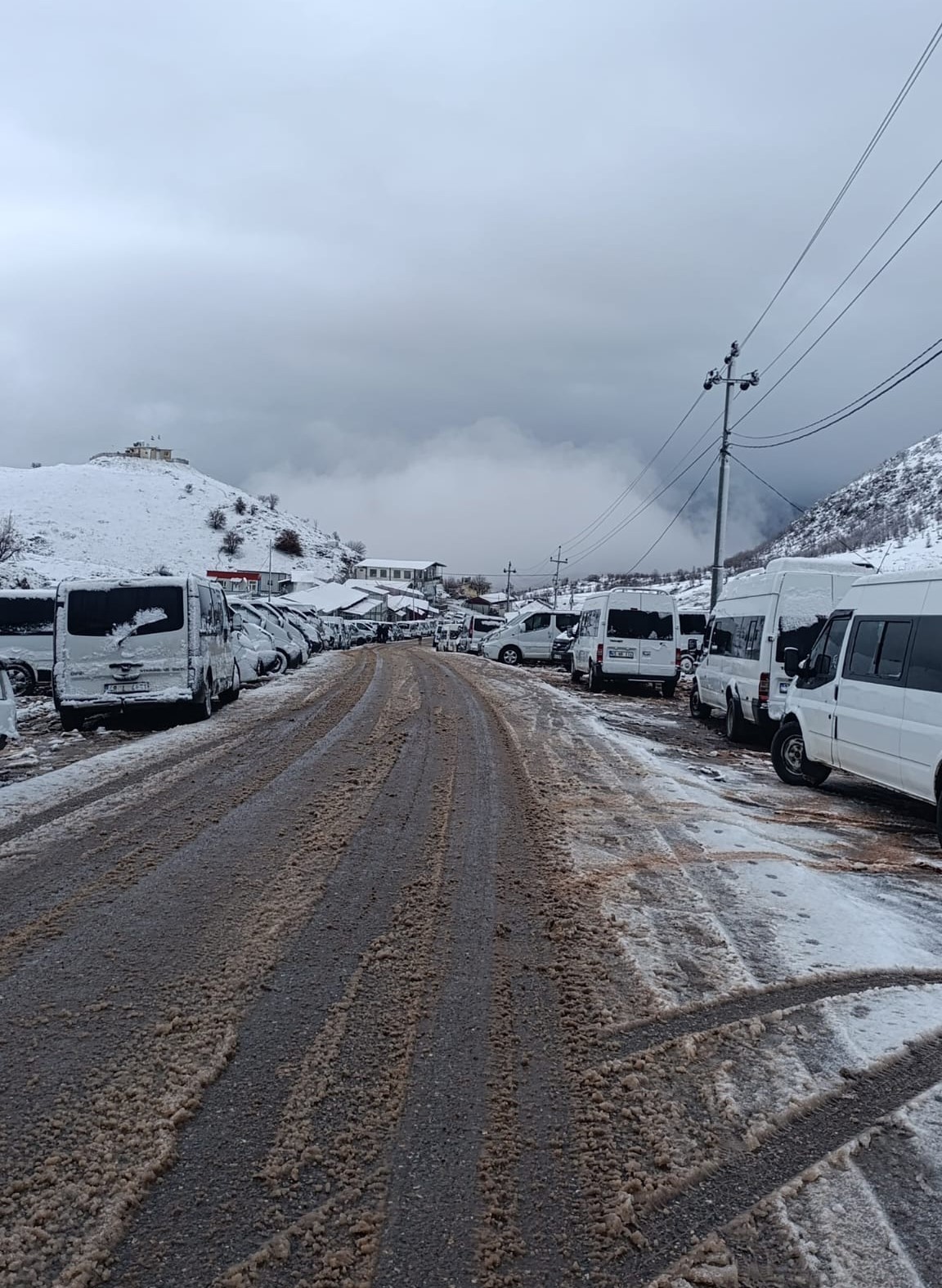 Irak sınırında ’sistem’ çilesi: Vatandaşlar kar altında sabahlıyor
