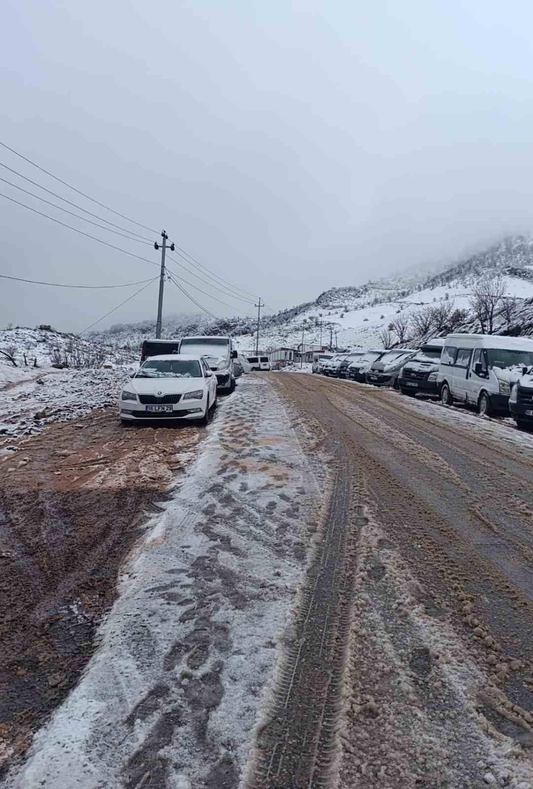 Irak sınırında ’sistem’ çilesi: Vatandaşlar kar altında sabahlıyor
