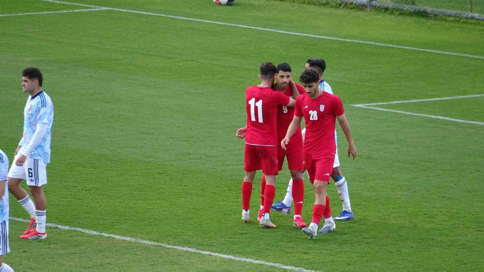 İran A Milli Futbol takımı, Kosta Rika maçına savaşta hayatını kaybeden çocukların fotoğrafıyla çıktı
