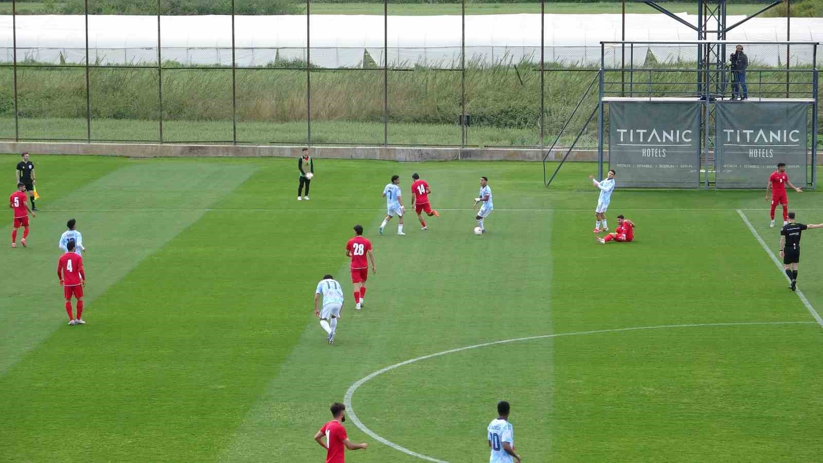 İran A Milli Futbol takımı, Kosta Rika maçına savaşta hayatını kaybeden çocukların fotoğrafıyla çıktı
