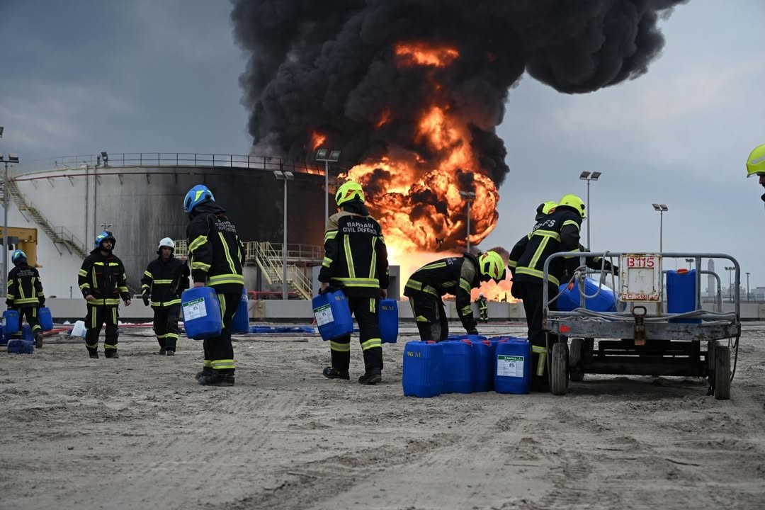 İran, Bahreyn’de yakıt tanklarını vurdu
