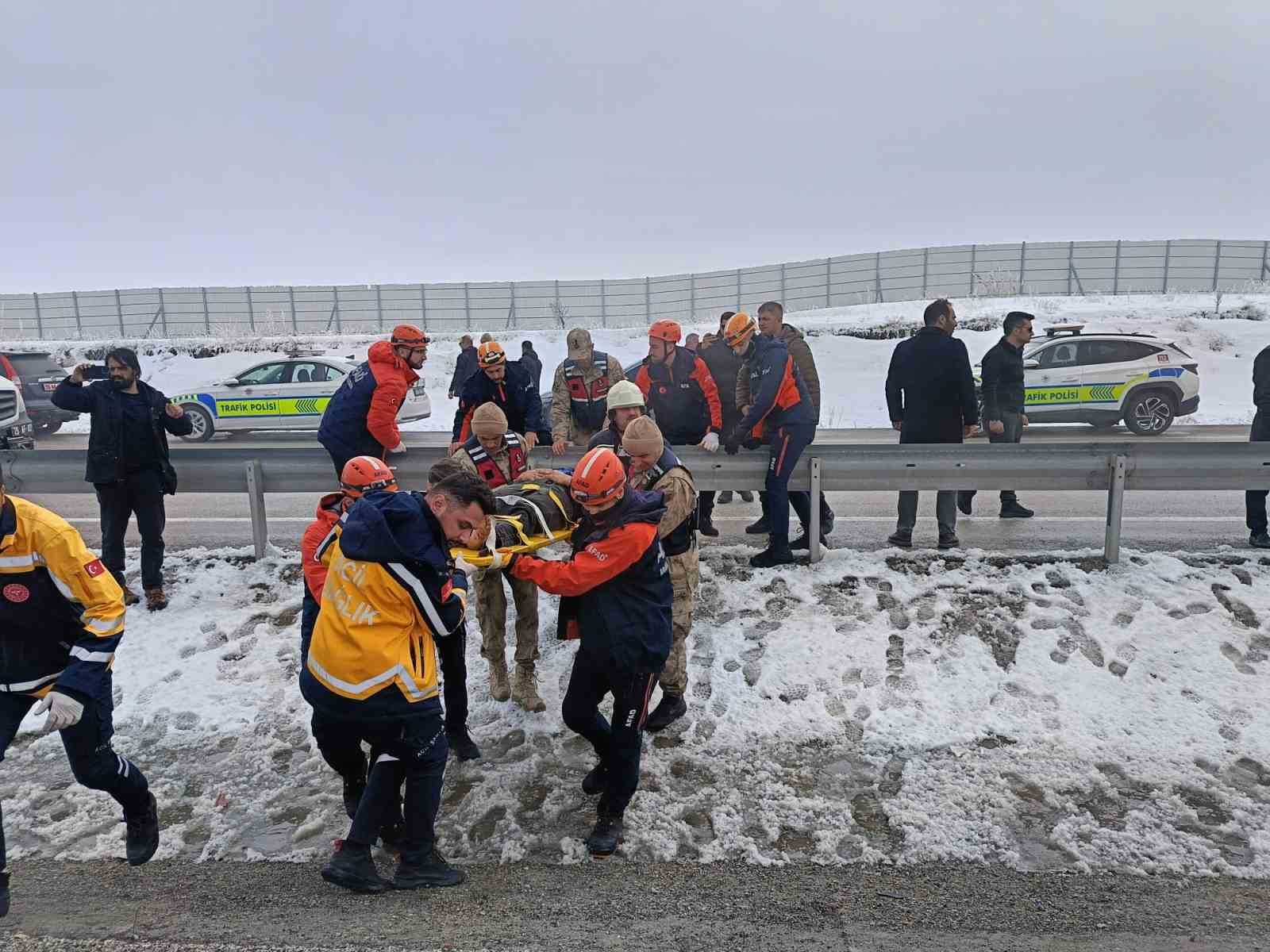 İran plakalı yolcu otobüsü tıra arkadan çarptı; 1 ölü, 10 yaralı
