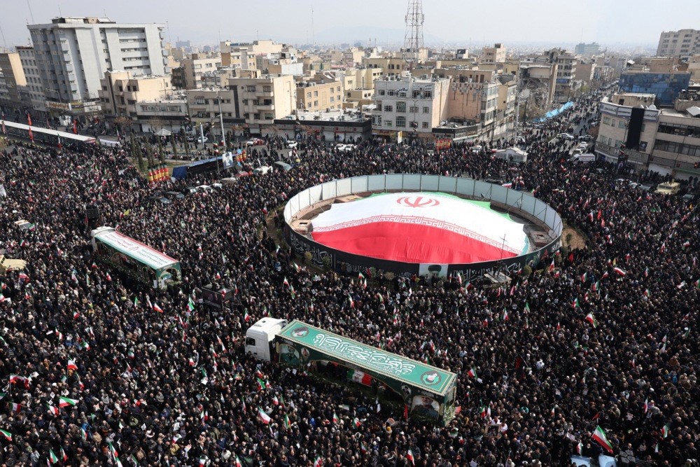 İran’da ABD-İsrail saldırılarında hayatını kaybeden üst düzey askeri yetkililer için cenaze töreni
