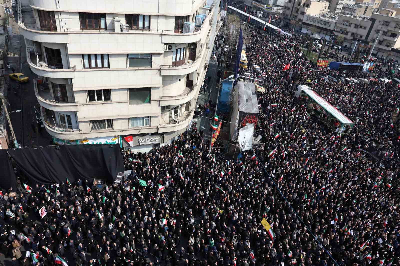 İran’da ABD-İsrail saldırılarında hayatını kaybeden üst düzey askeri yetkililer için cenaze töreni
