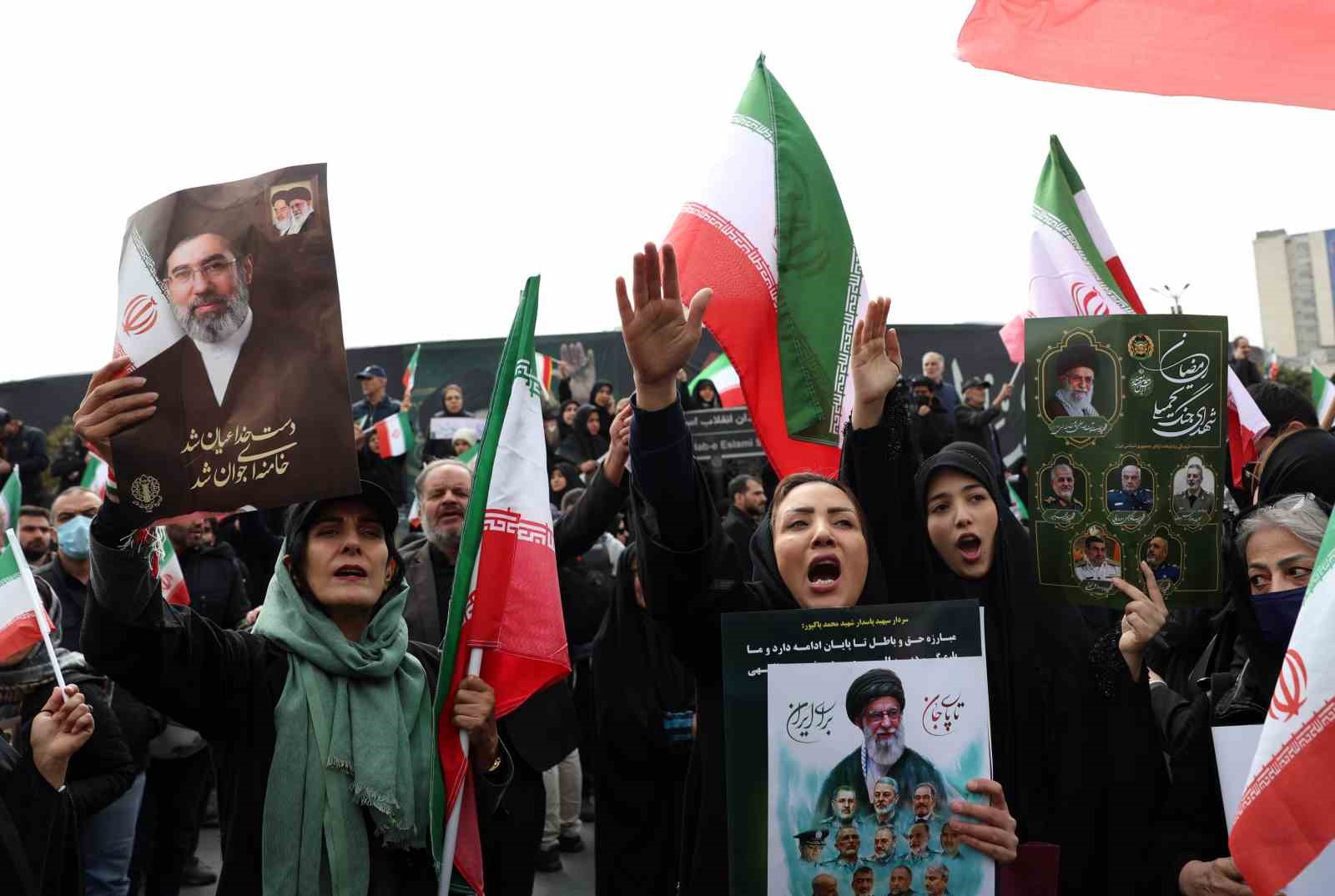 İran’da ABD-İsrail saldırılarında hayatını kaybeden üst düzey askeri yetkililer için cenaze töreni
