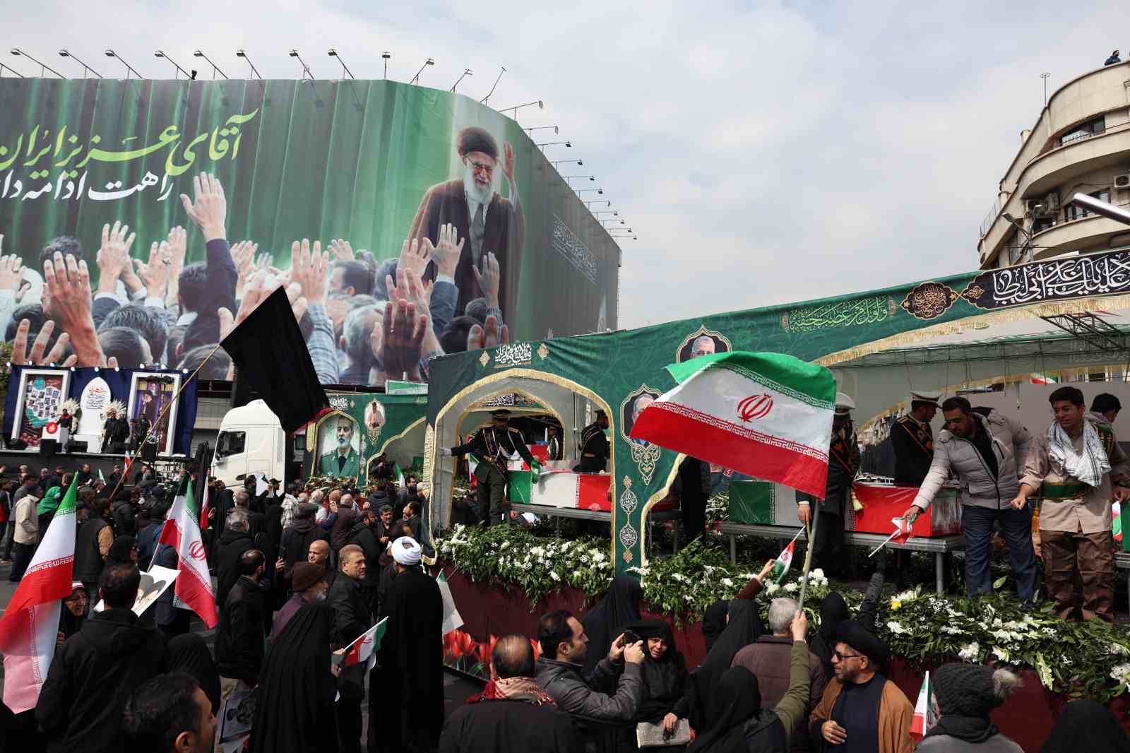 İran’da ABD-İsrail saldırılarında hayatını kaybeden üst düzey askeri yetkililer için cenaze töreni
