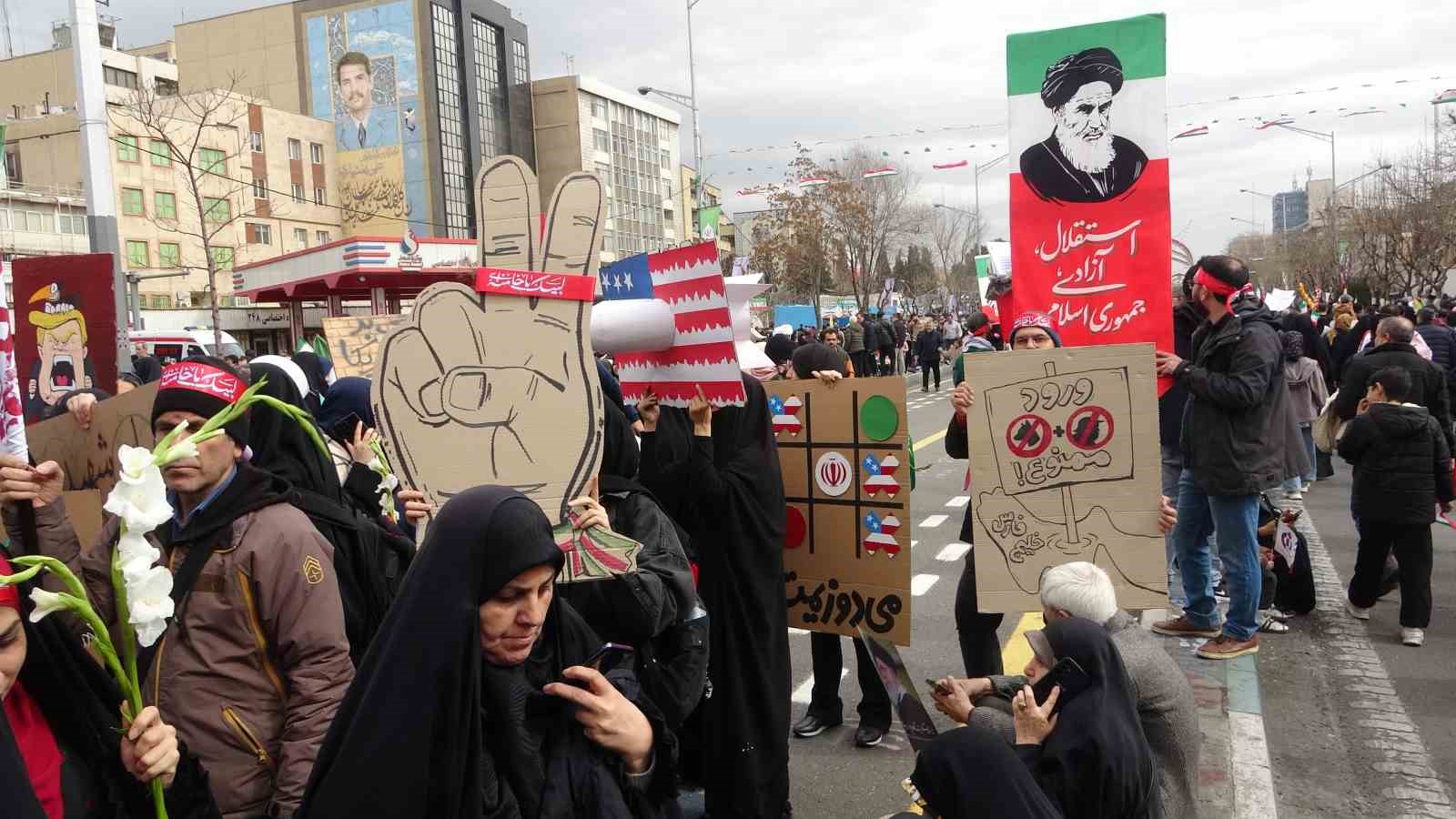 İran’da devrim kutlamalarında milyonlar sokaklara döküldü
