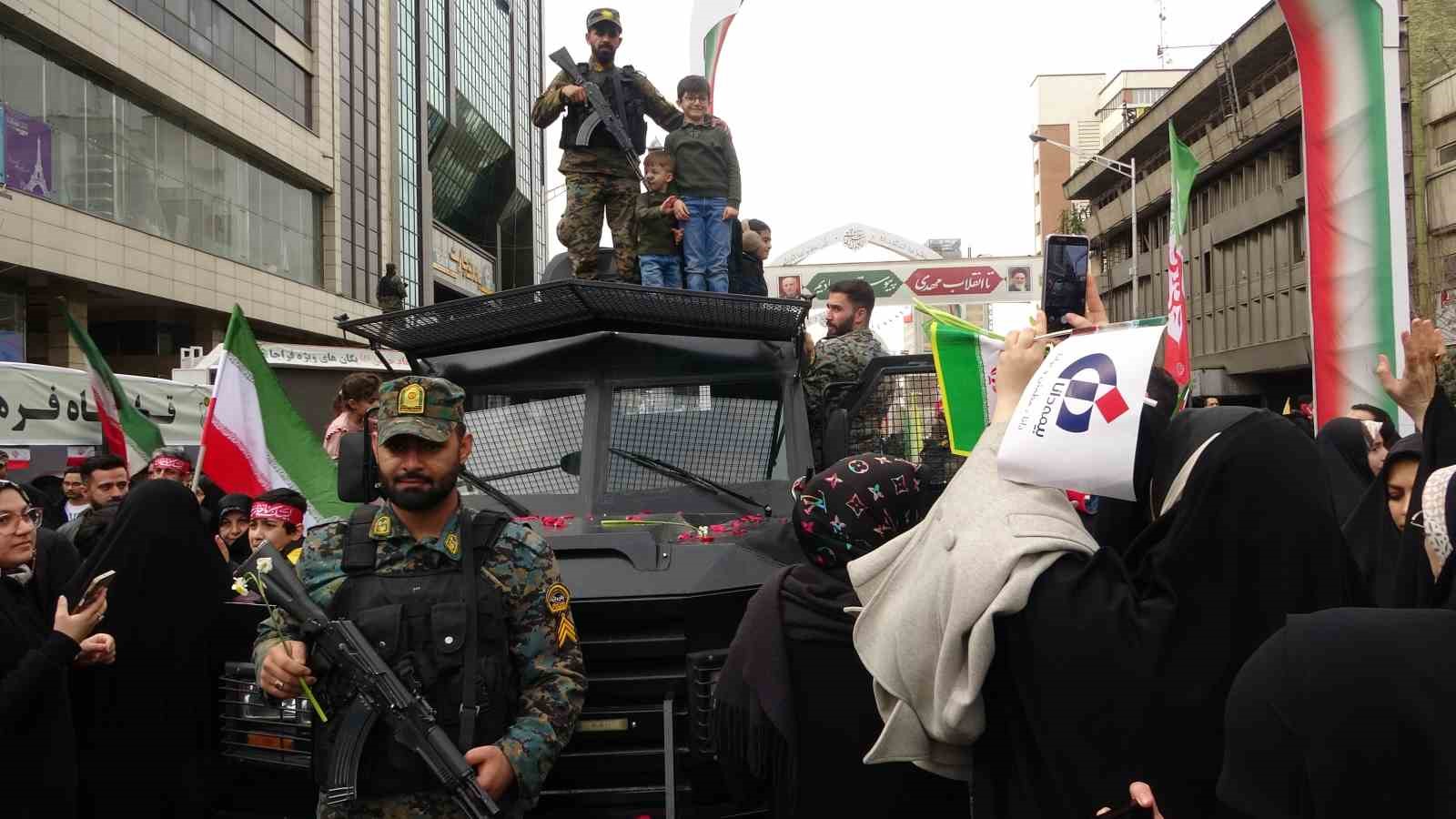 İran’da devrim kutlamalarında milyonlar sokaklara döküldü
