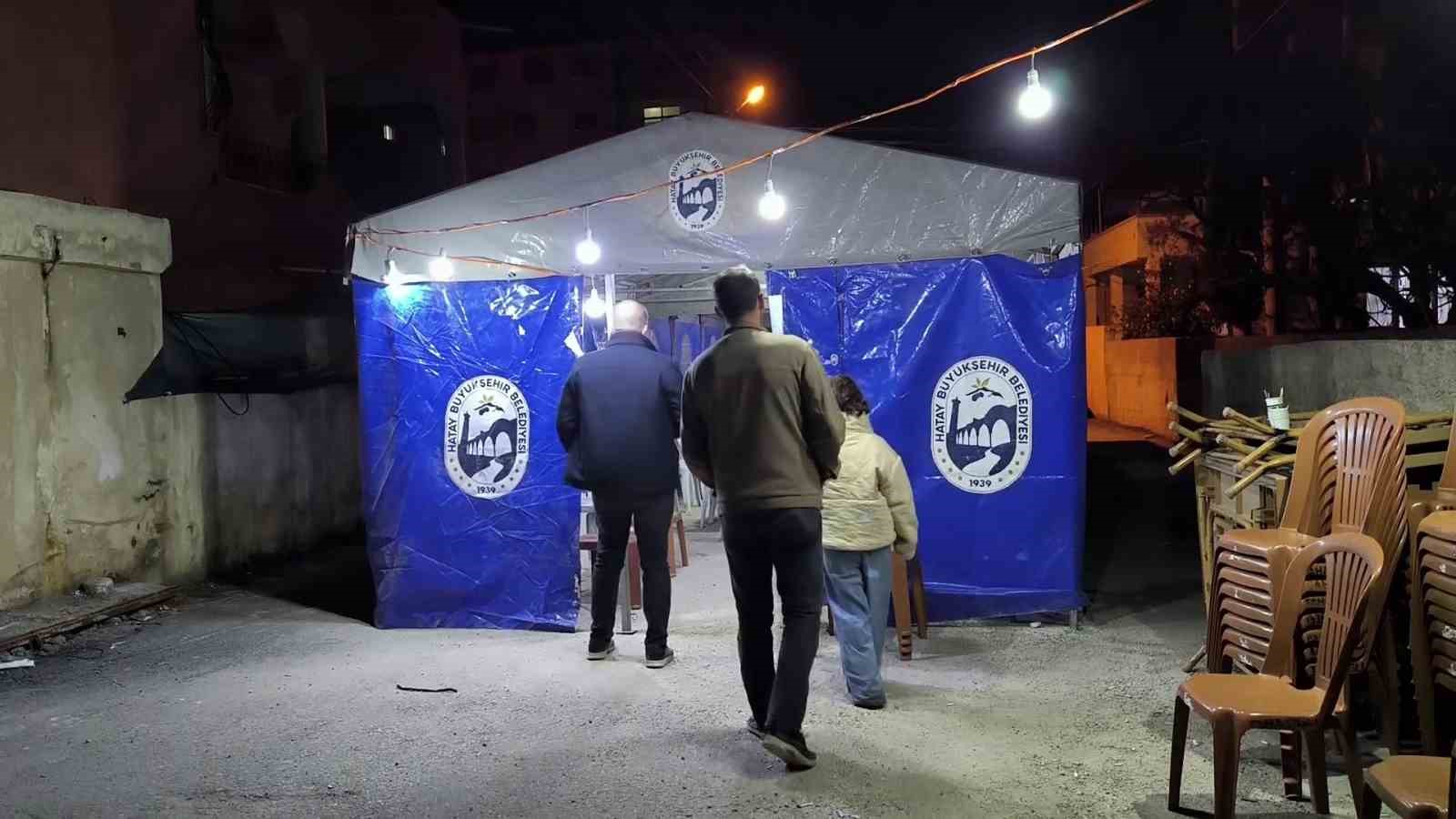 İran’da hayatını kaybeden genç şoförden geriye ailesine neşe içerisinde çiğköfte yoğurduğu anlar kaldı
İran’da hayatını kaybeden genç şoförden geriye ailesine neşe içerisinde çiğköfte yoğurduğu anlar kaldı