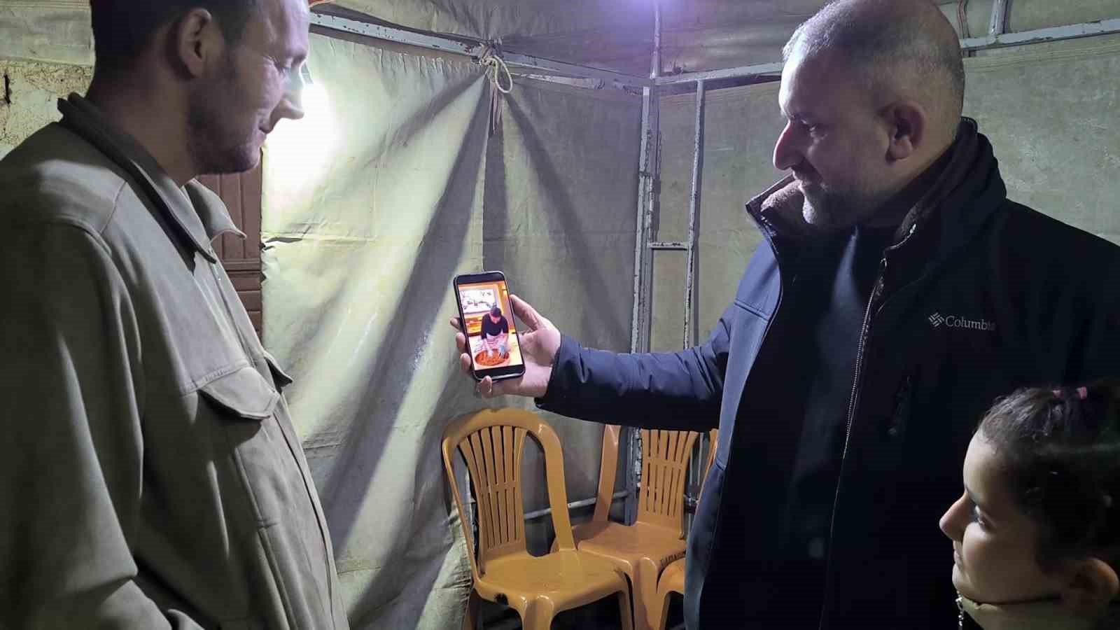 İran’da hayatını kaybeden genç şoförden geriye ailesine neşe içerisinde çiğköfte yoğurduğu anlar kaldı
İran’da hayatını kaybeden genç şoförden geriye ailesine neşe içerisinde çiğköfte yoğurduğu anlar kaldı