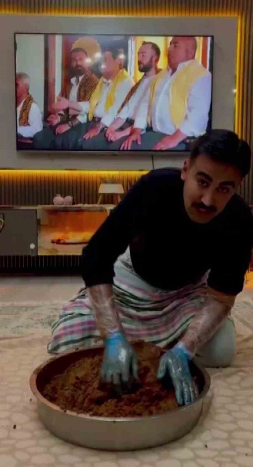 İran’da hayatını kaybeden genç şoförden geriye ailesine neşe içerisinde çiğköfte yoğurduğu anlar kaldı
İran’da hayatını kaybeden genç şoförden geriye ailesine neşe içerisinde çiğköfte yoğurduğu anlar kaldı