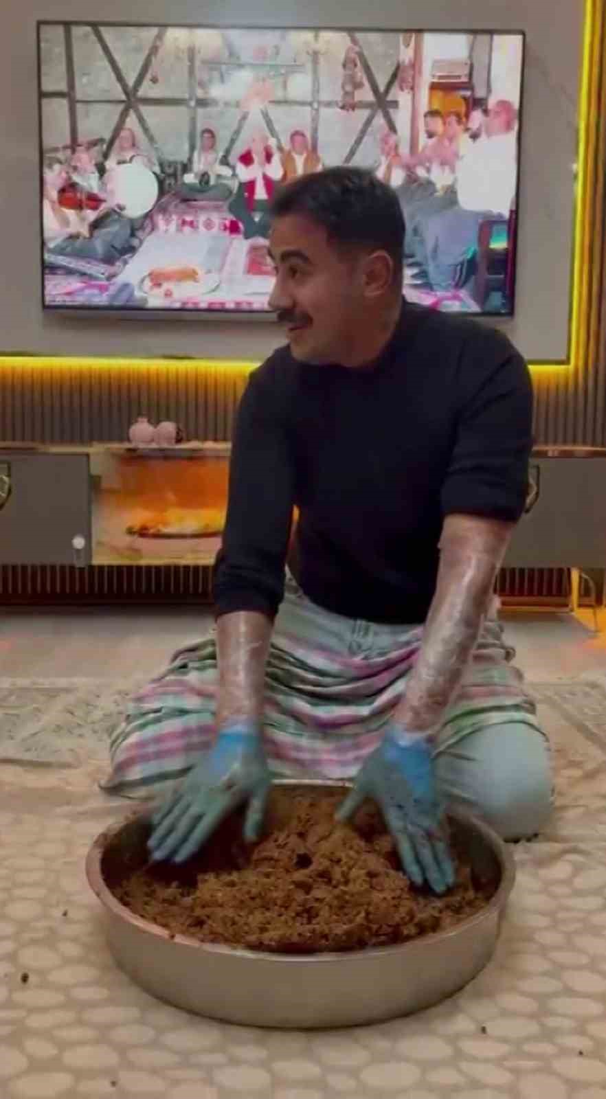 İran’da hayatını kaybeden genç şoförden geriye ailesine neşe içerisinde çiğköfte yoğurduğu anlar kaldı
İran’da hayatını kaybeden genç şoförden geriye ailesine neşe içerisinde çiğköfte yoğurduğu anlar kaldı