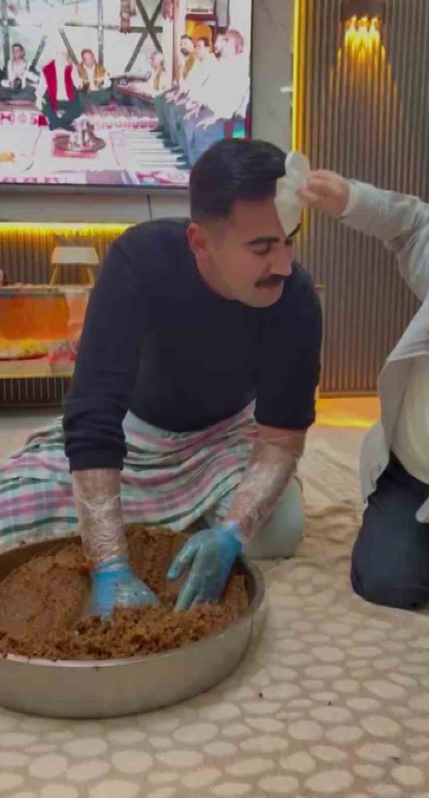 İran’da hayatını kaybeden genç şoförden geriye ailesine neşe içerisinde çiğköfte yoğurduğu anlar kaldı
İran’da hayatını kaybeden genç şoförden geriye ailesine neşe içerisinde çiğköfte yoğurduğu anlar kaldı