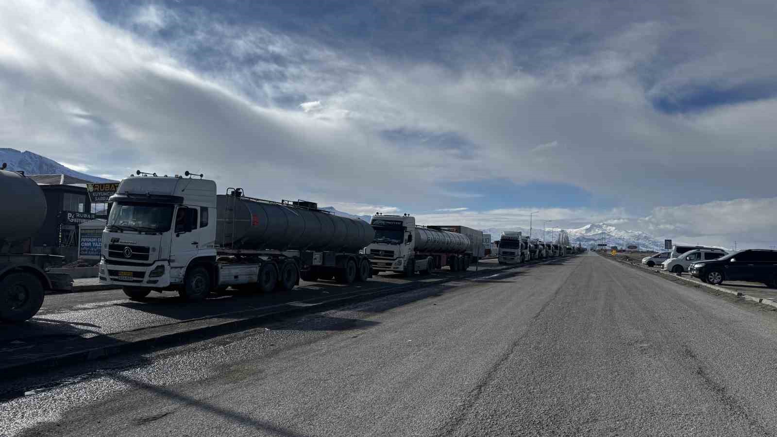 İran’da saldırılar sürerken sınırda sessizlik hakim
İran’da saldırılar sürerken sınırda sessizlik hakim