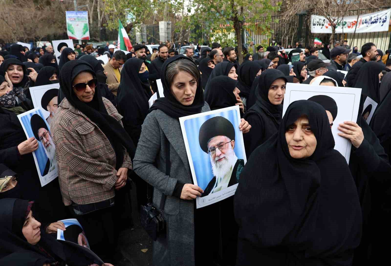 İran’da şiddet eylemlerinde ölen güvenlik güçleri ve sivilleri binlerce kişi uğurladı
