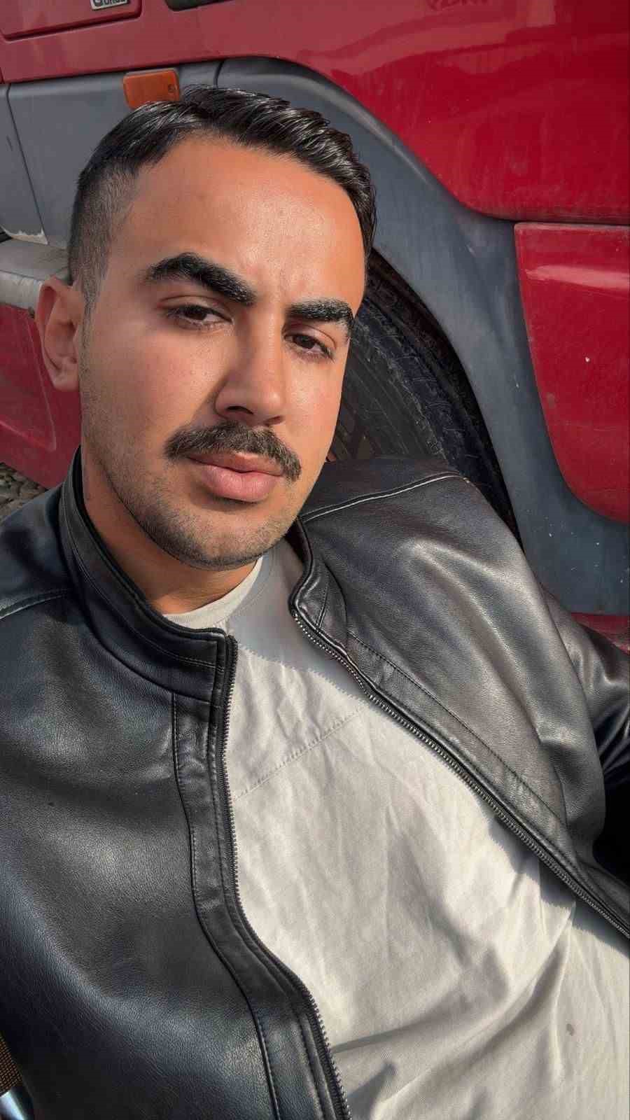 İran’da yeri delen füzenin şarapnel parçasının isabet etmesiyle genç şoföre mezar olan tırın görüntüsü ortaya çıktı
