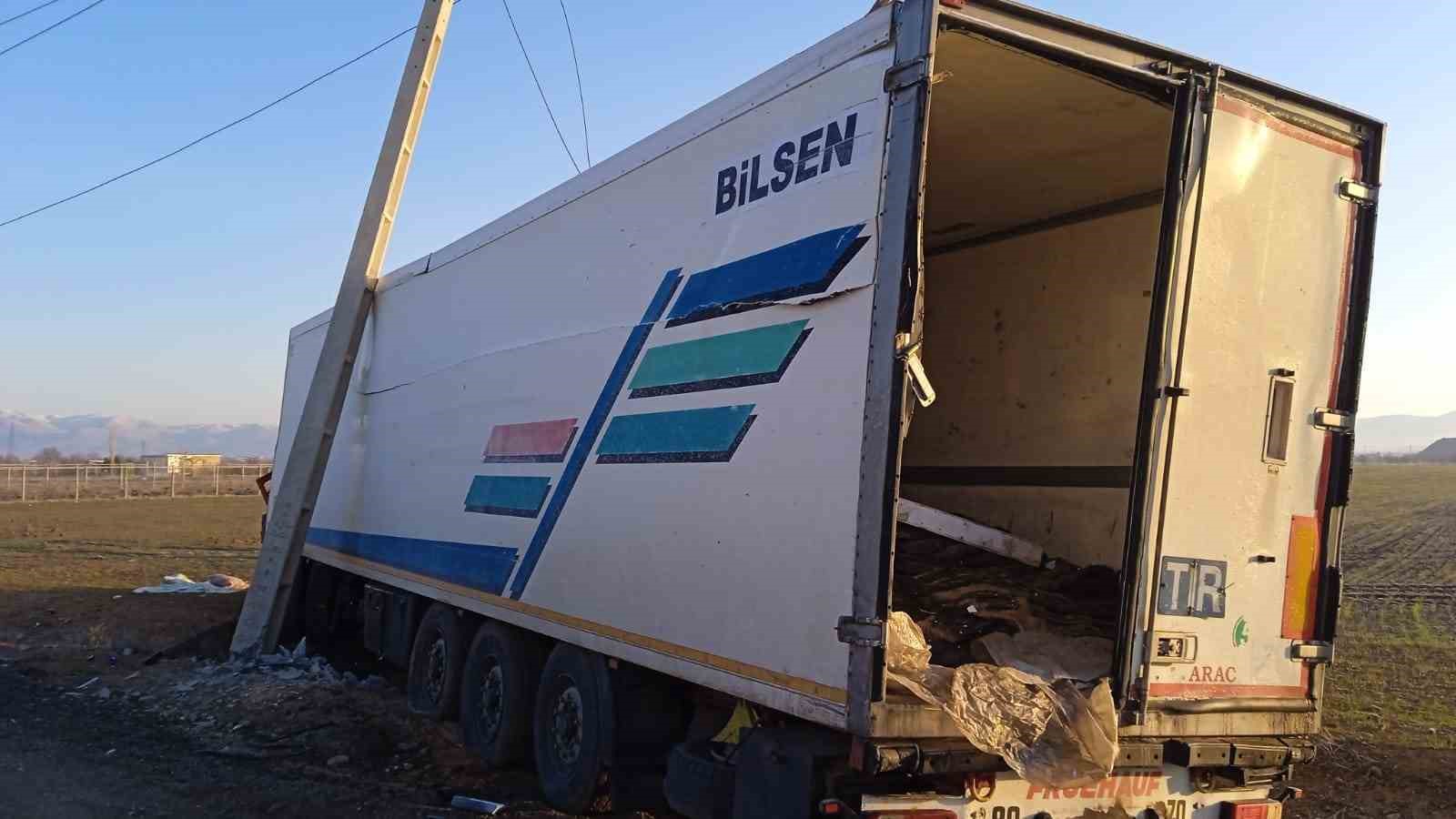 İran’da yeri delen füzenin şarapnel parçasının isabet etmesiyle genç şoföre mezar olan tırın görüntüsü ortaya çıktı
