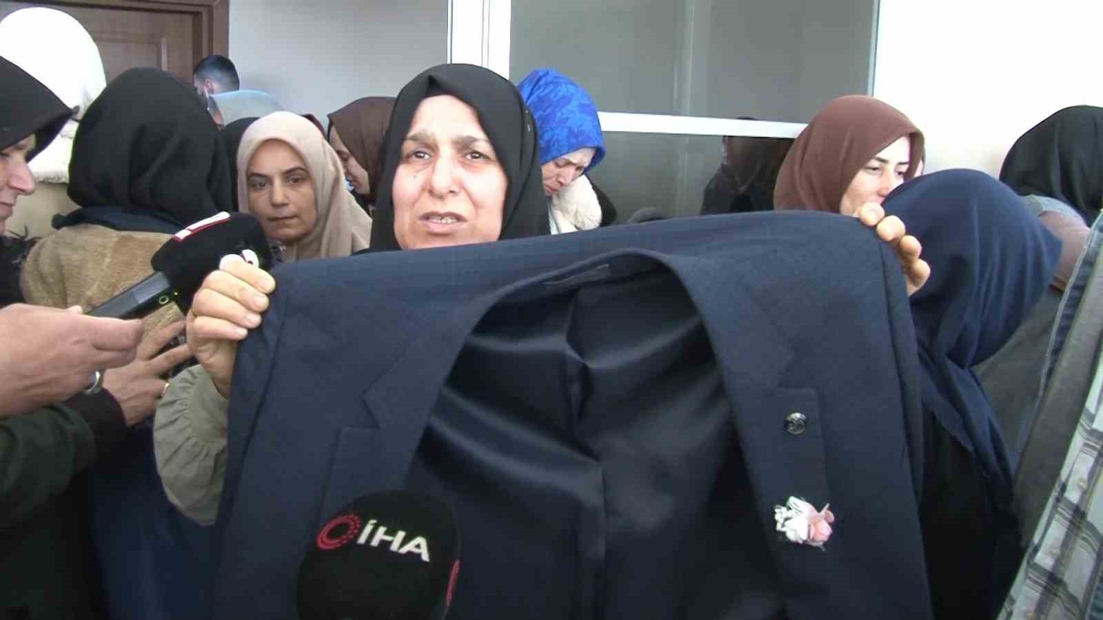 İran’da yeri delen füzenin şarapnel parçasının isabet etmesiyle genç şoföre mezar olan tırın görüntüsü ortaya çıktı
