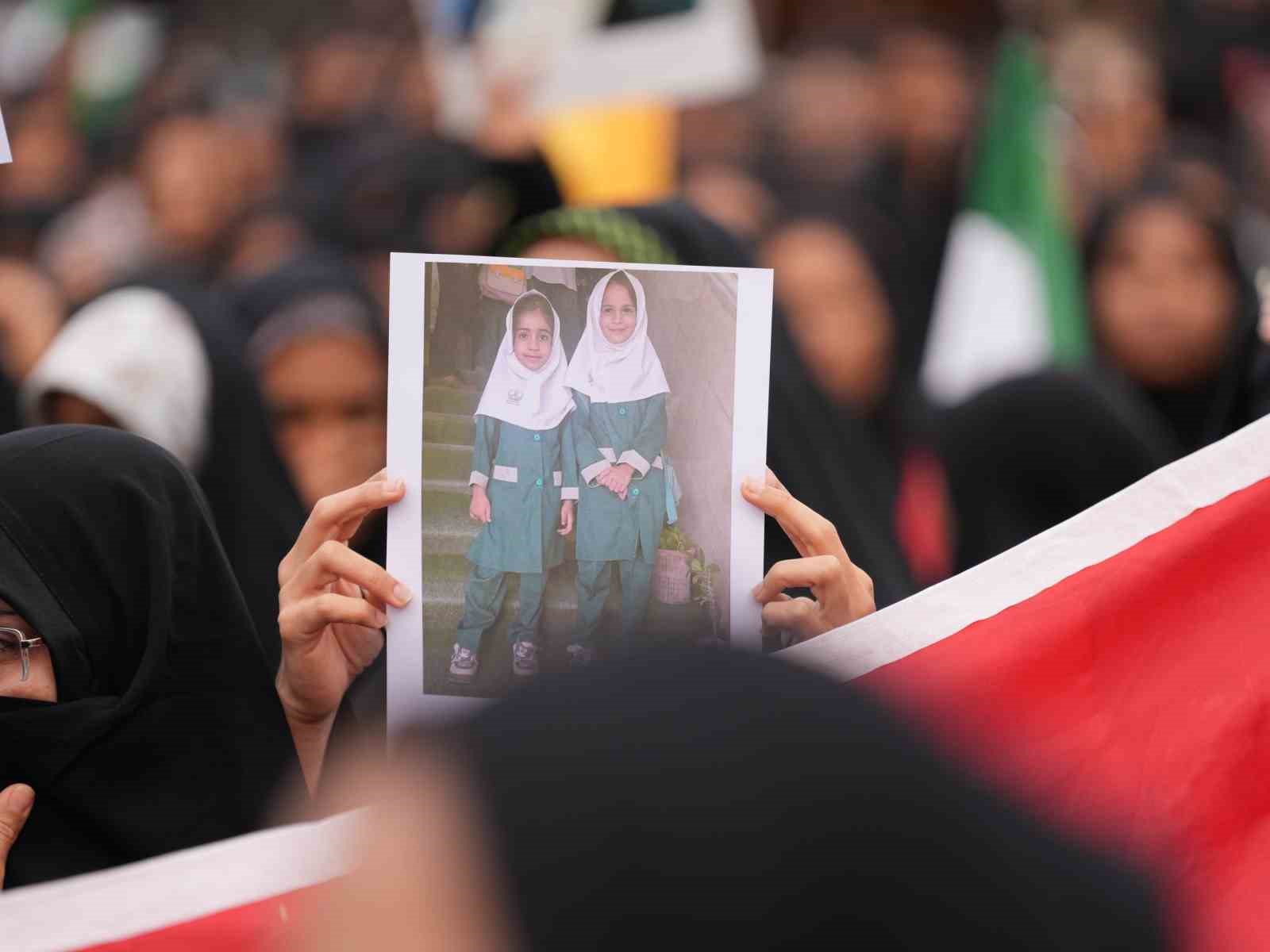 İran’daki okul saldırısında ölenler için cenaze töreni
