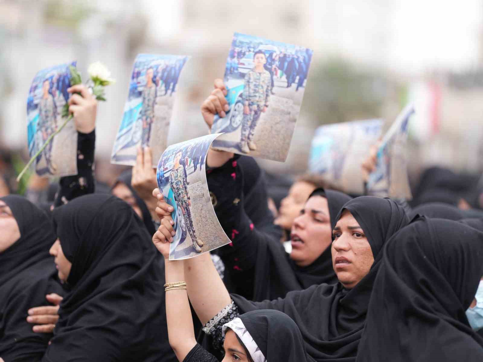 İran’daki okul saldırısında ölenler için cenaze töreni
