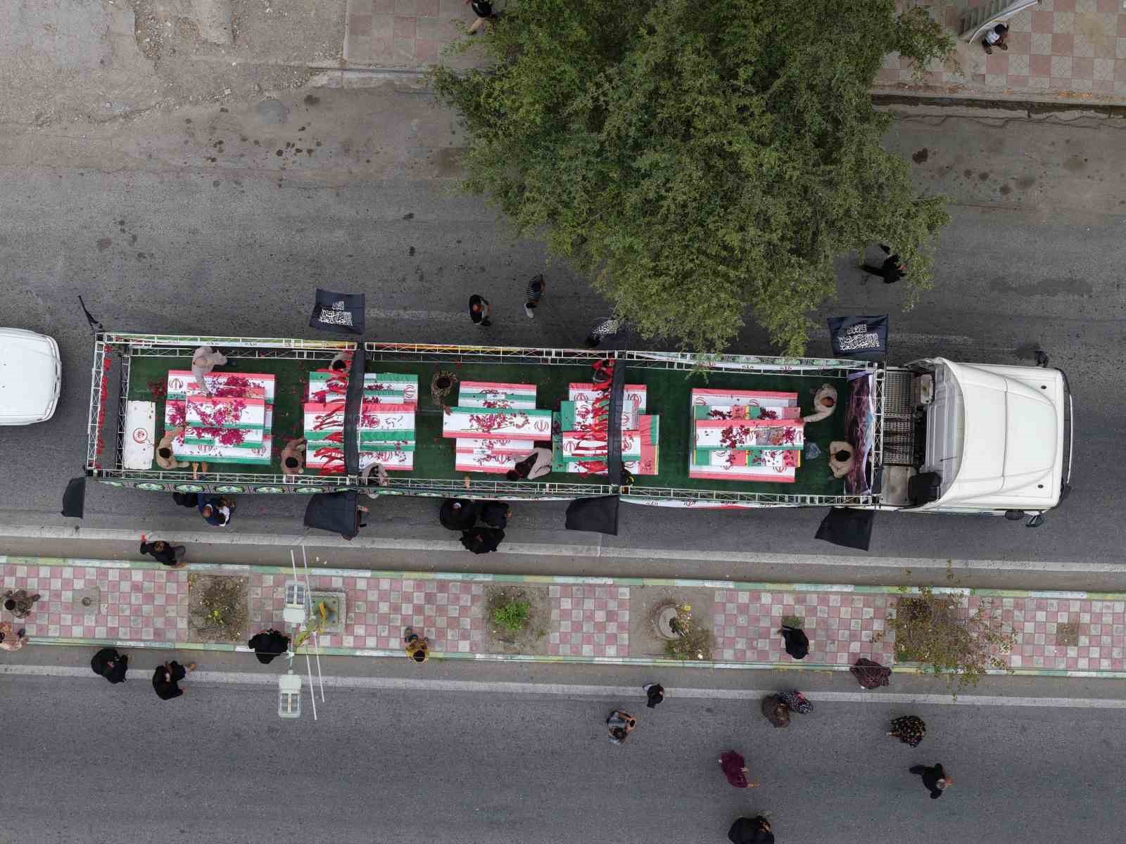 İran’daki okul saldırısında ölenler için cenaze töreni
