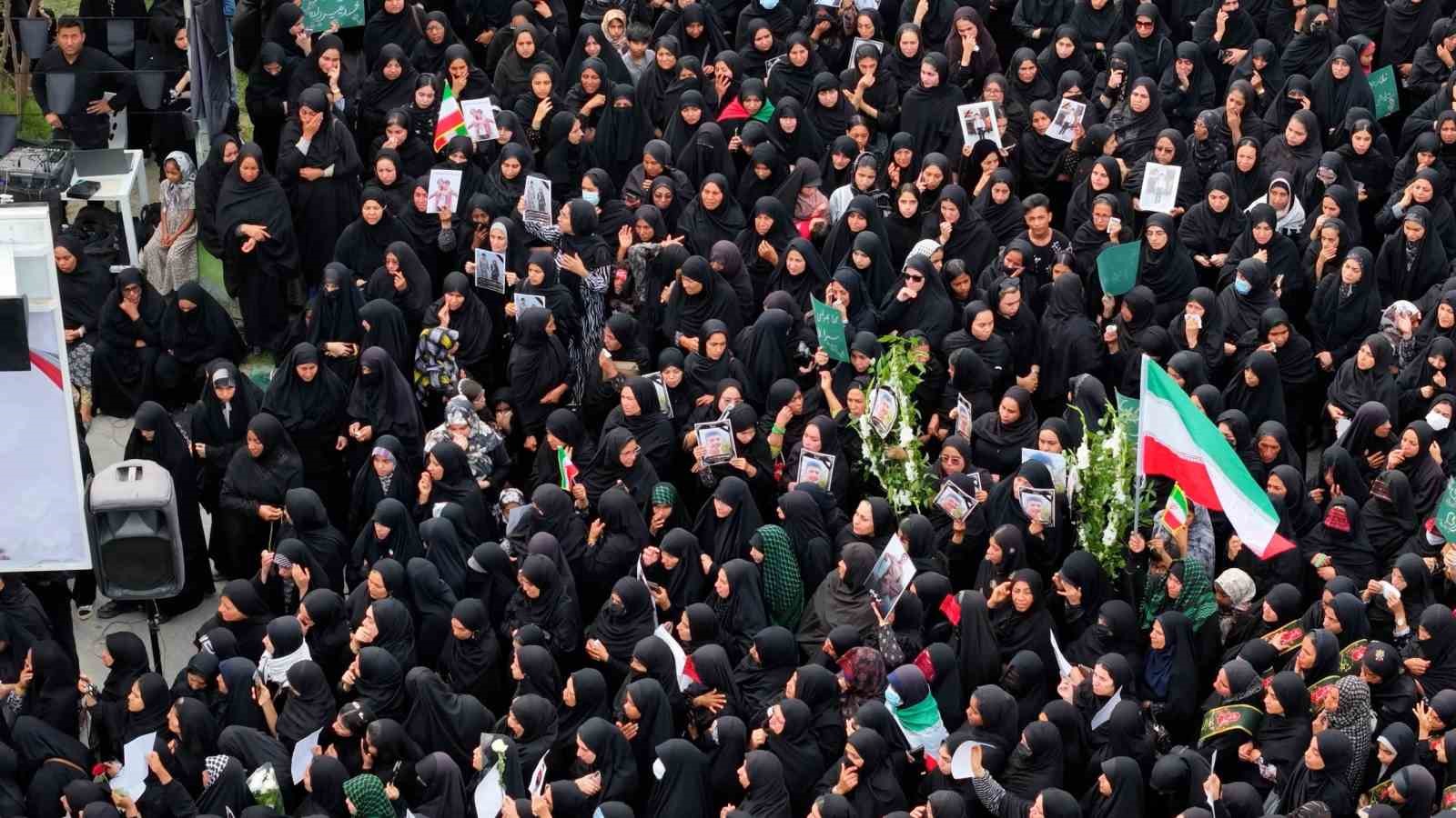 İran’daki okul saldırısında ölenler için cenaze töreni
