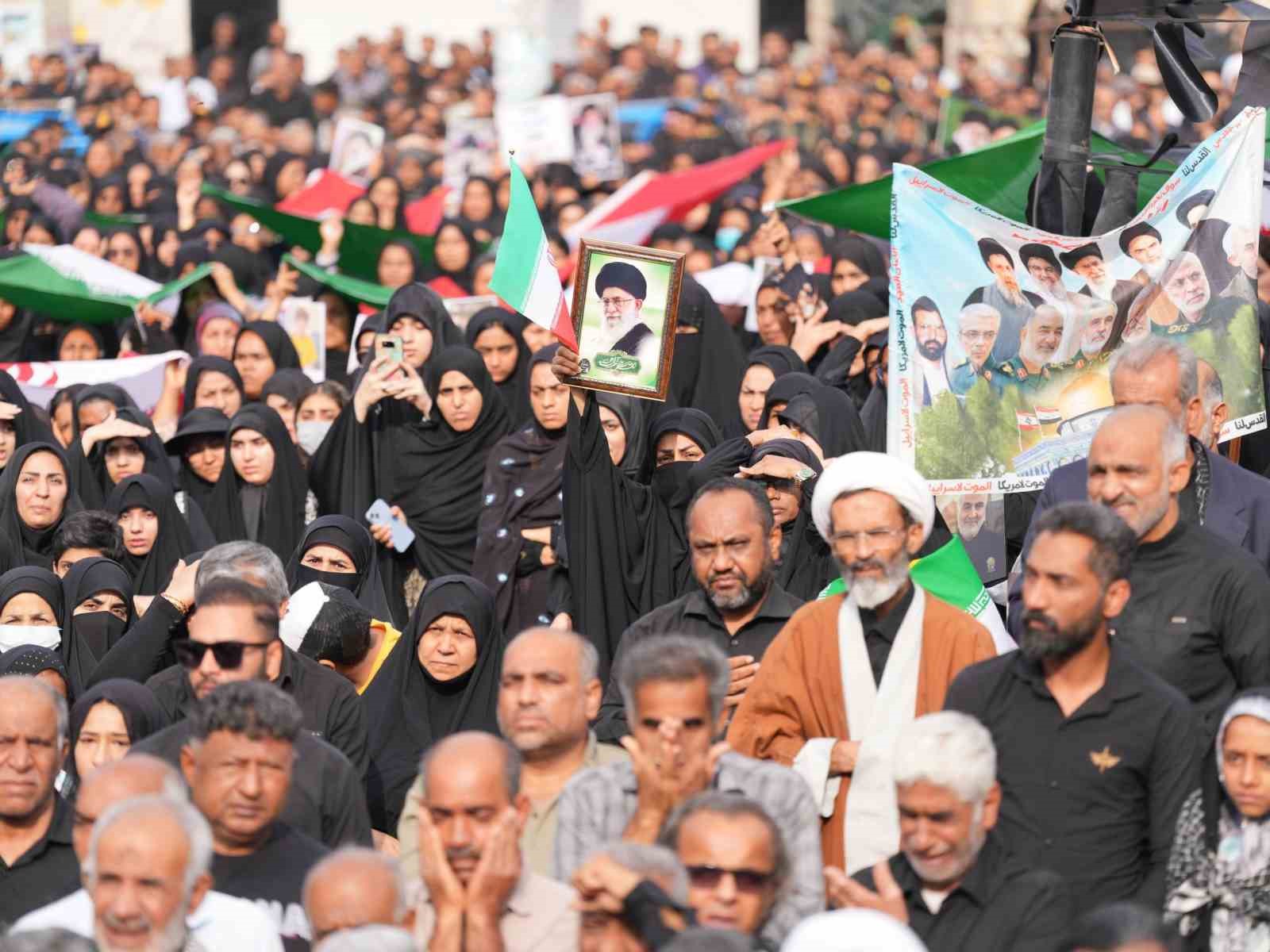 İran’daki okul saldırısında ölenler için cenaze töreni
