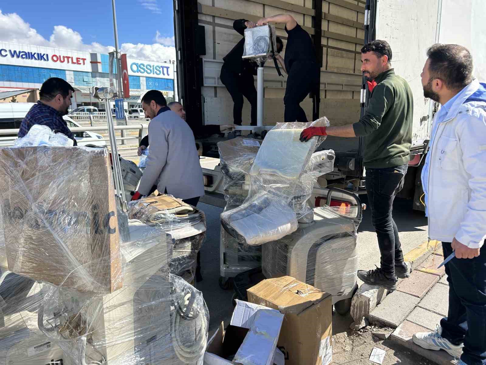 İran’daki savaş mağdurları için Van’dan 3 yardım tırı gönderildi
