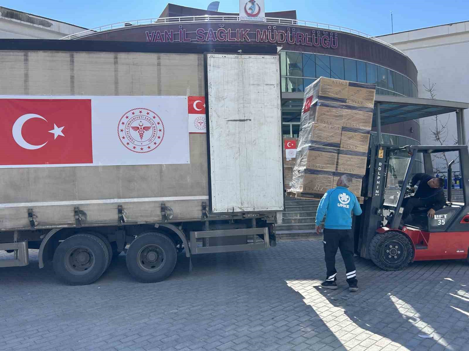 İran’daki savaş mağdurları için Van’dan 3 yardım tırı gönderildi
