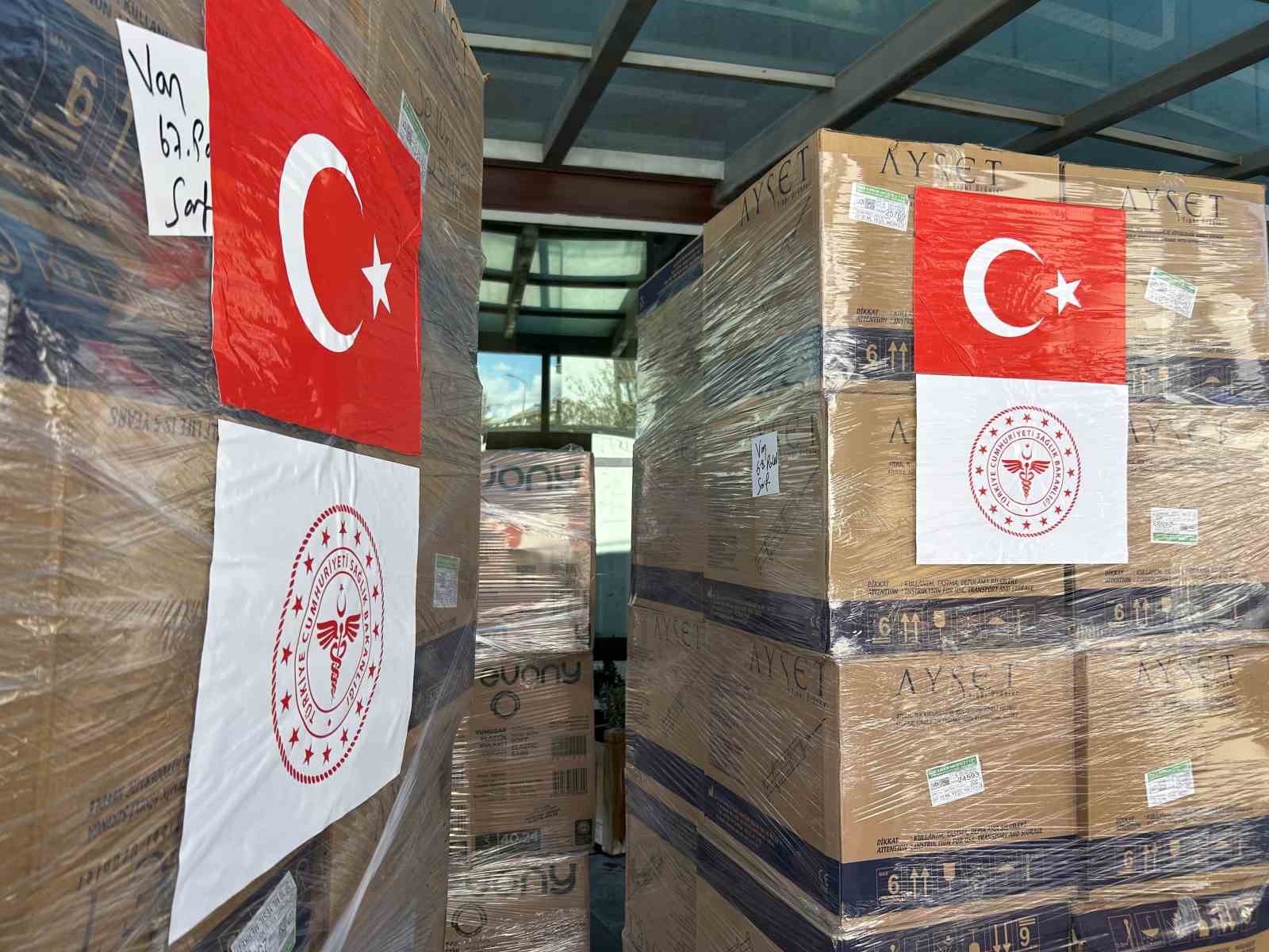 İran’daki savaş mağdurları için Van’dan 3 yardım tırı gönderildi
