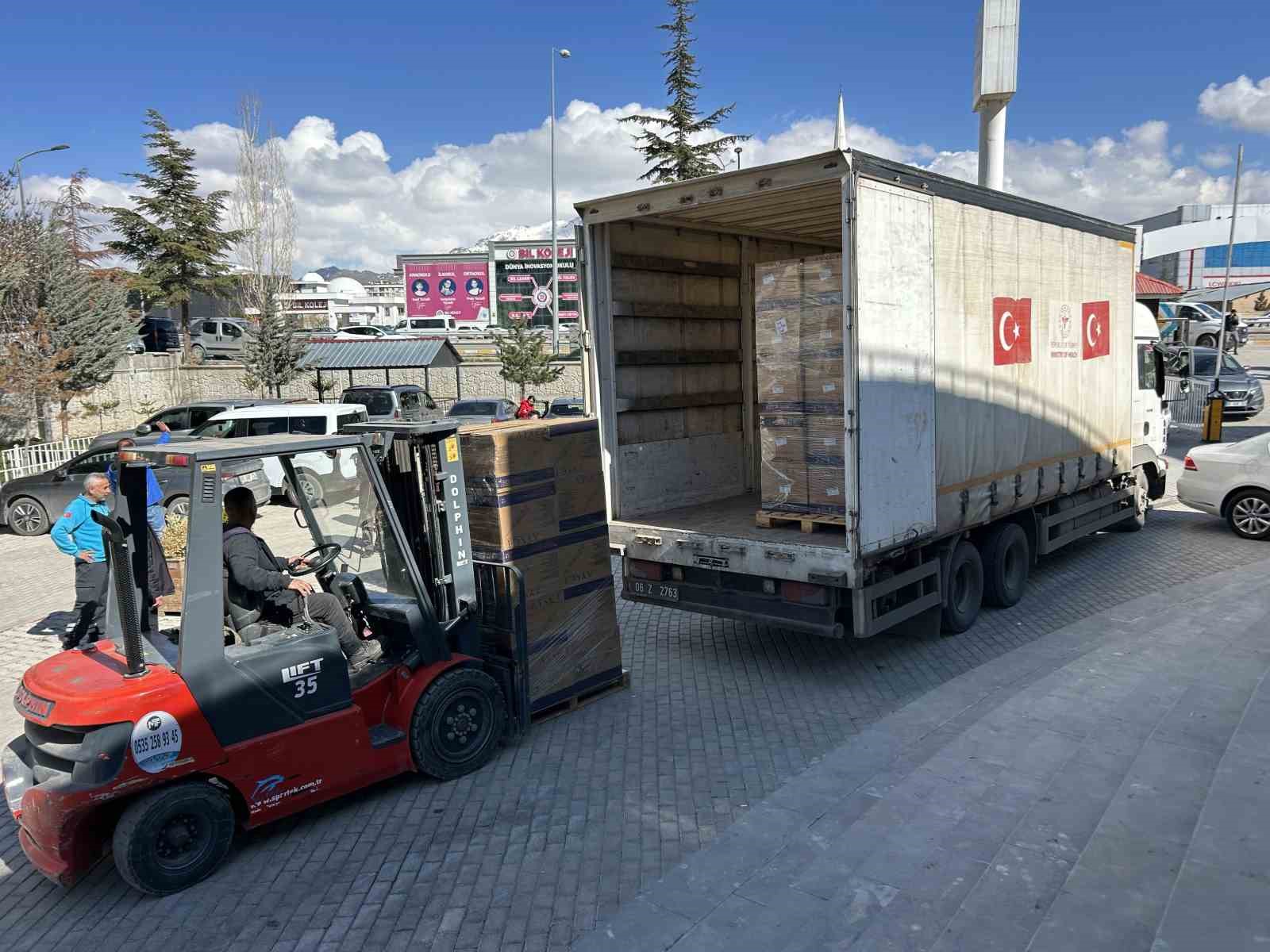 İran’daki savaş mağdurları için Van’dan 3 yardım tırı gönderildi

