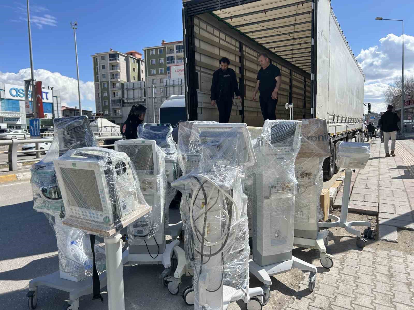 İran’daki savaş mağdurları için Van’dan 3 yardım tırı gönderildi
