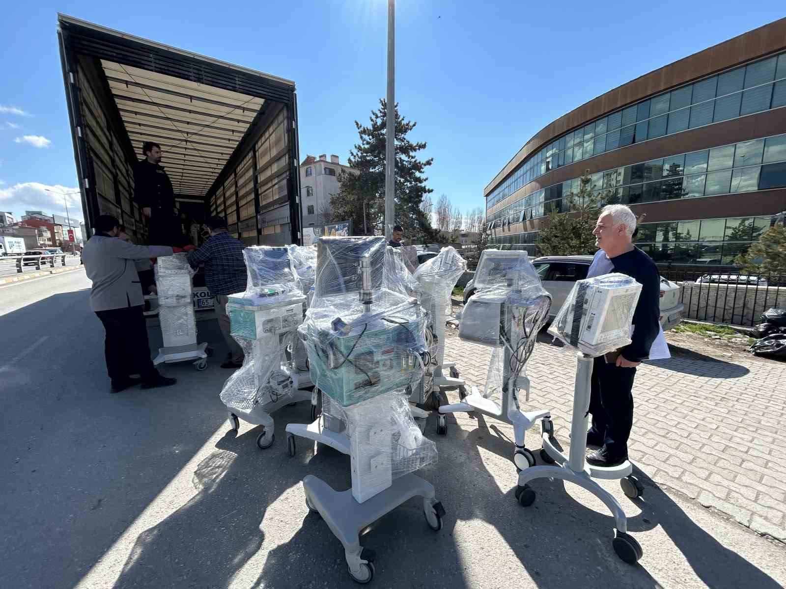 İran’daki savaş mağdurları için Van’dan 3 yardım tırı gönderildi
