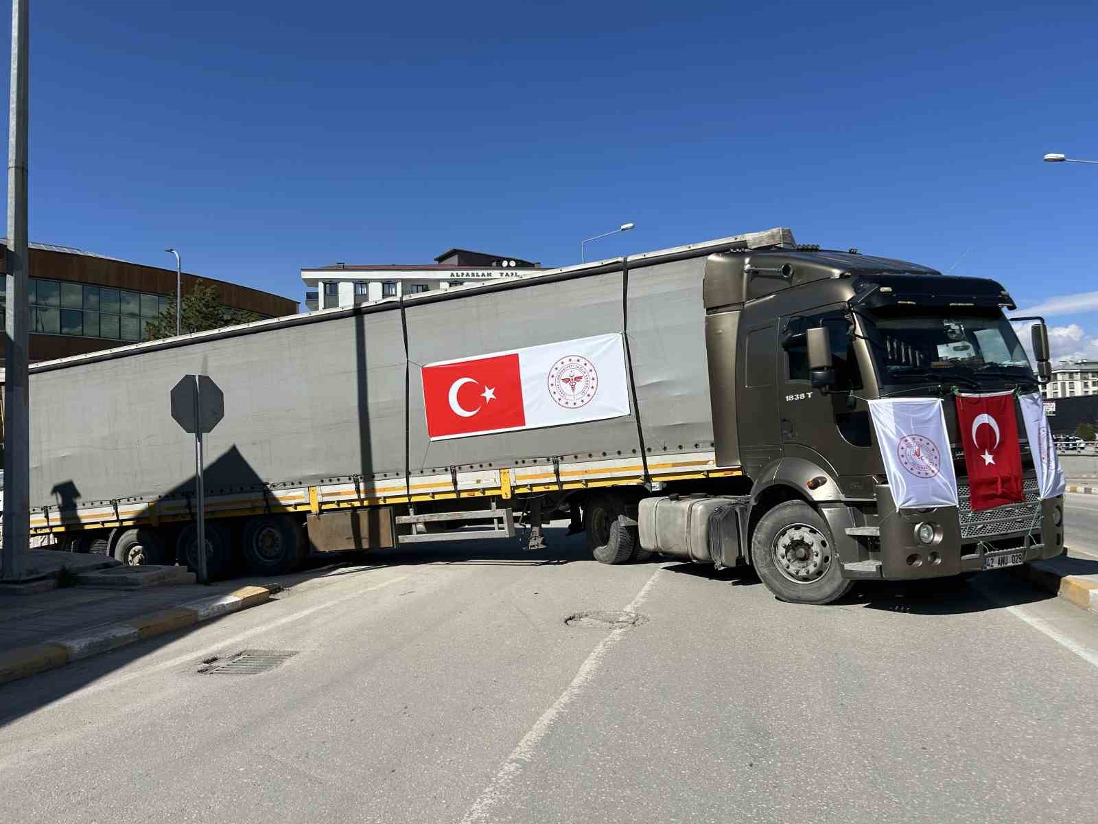 İran’daki savaş mağdurları için Van’dan 3 yardım tırı gönderildi
