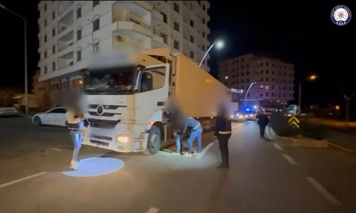 İran’dan gelen 25 göçmen tır dorsesinde yakalandı, sürücü tutuklandı
