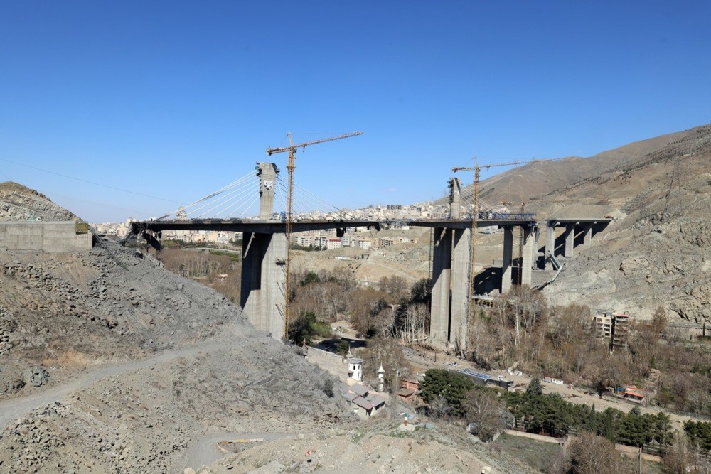 İran’ın en yüksek köprüsünde oluşan hasar görüntülendi
